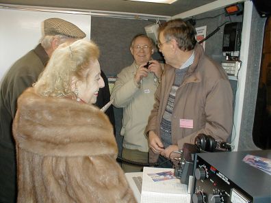 Picture of Princess Elettra talking to the Late
                  Wally Mills, G3MCO prior
                  to her QSO with Signal Hill, Newfoundland